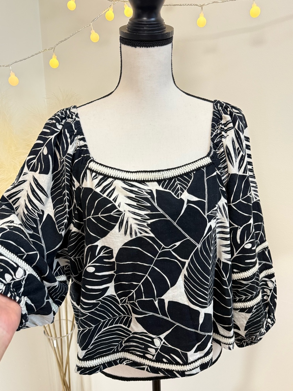🌾 Cynthia Rowley Black & White Leaf-Print Peasant‎ Blouse